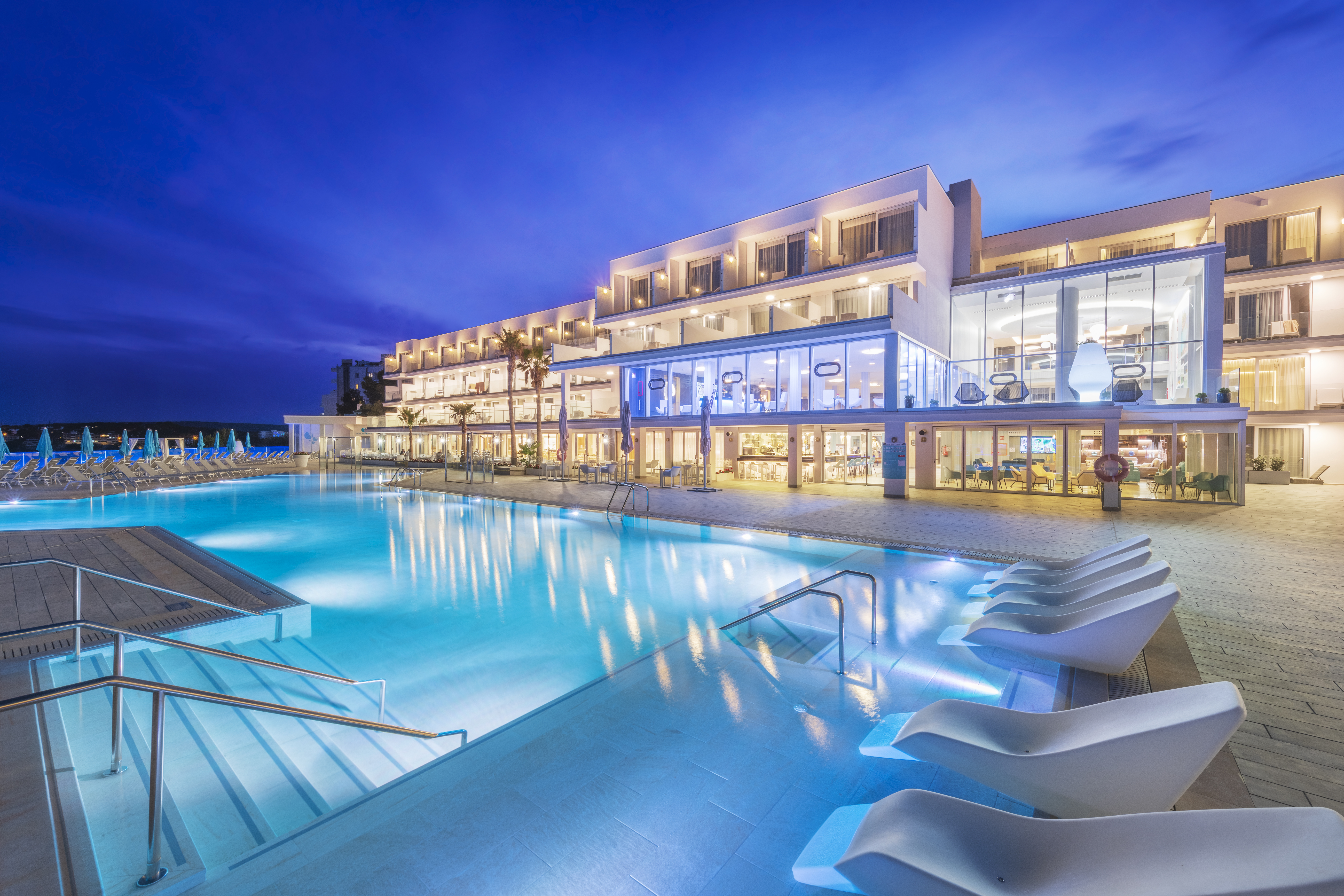 Mail Pool & Hotel - WeLoveGolfTravel