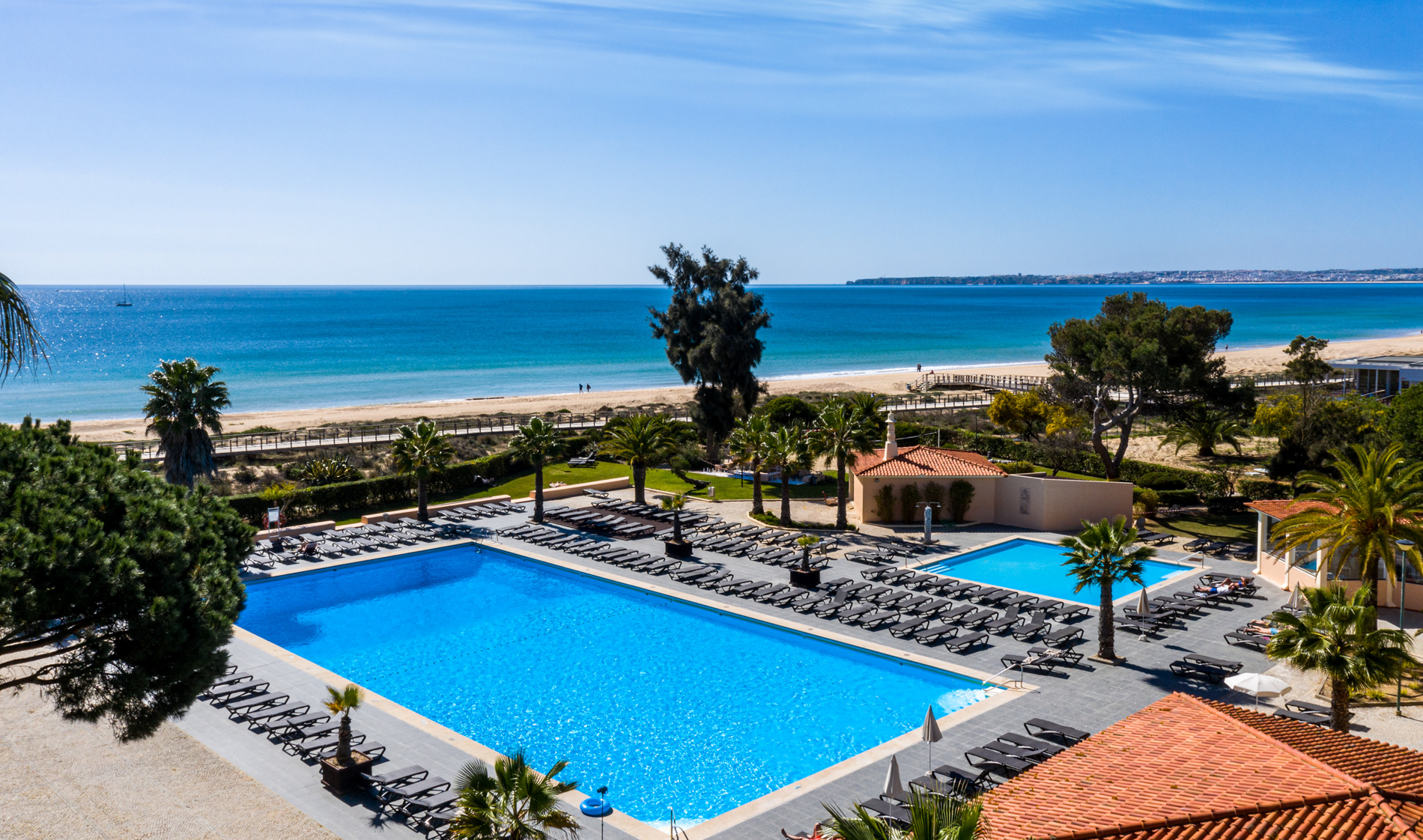 PDJ Exterior Pool - WeLoveGolfTravel