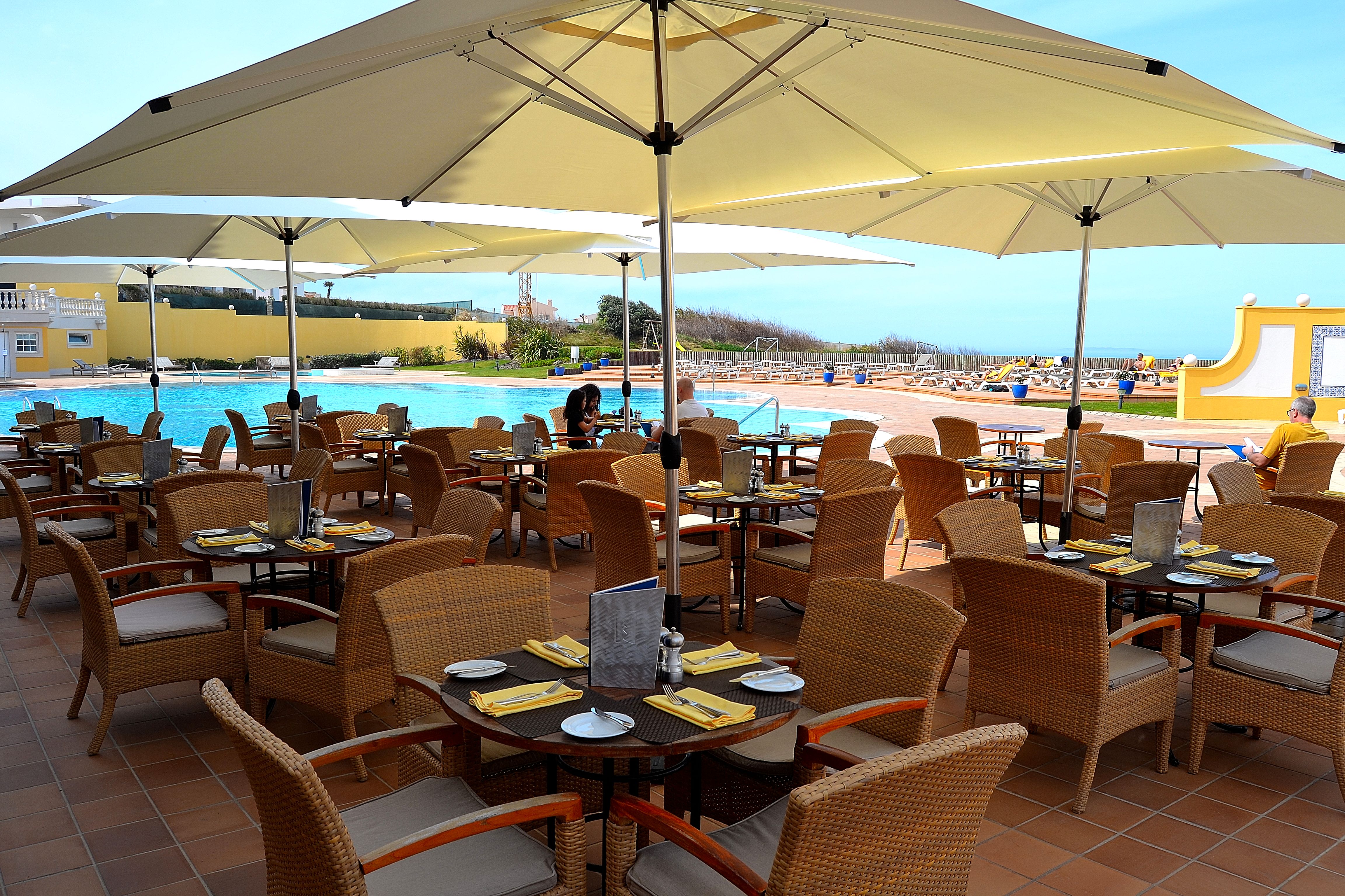 marriott-praia-del-rey_poolbar_4 - WeLoveGolfTravel