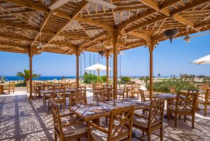 TheCascadesGolfResortSomaBay-terrasse1 - WeLoveGolfTravel
