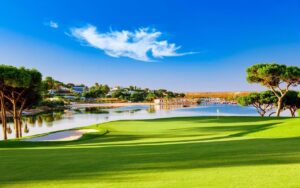 Quinta-do-Lago-South-Course-green-and-lake - WeLoveGolfTravel